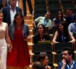 Su Majestad la Reina acompañada de la directora de la Fundación Princesa de Girona, accede a la sala Montsalvatge