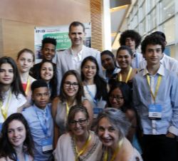 Don Felipe junto a los participantes