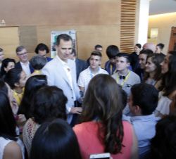 Don Felipe conversa con los asistentes