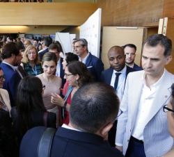 Sus Majestades los Reyes conversan con los asistentes, tras finalizar las actividades programadas en las III Jornadas