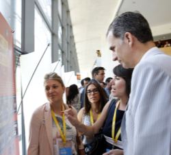 Don Felipe durante las explicaciones frente a uno de los paneles informativos