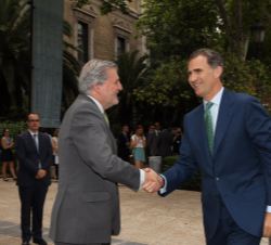 Su Majestad el Rey recibe el saludo del ministro de Educación, Cultura y Deporte en funciones, Íñigo Méndez de Vigo