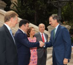 Su Majestad el Rey recibe el saludo del presidente de la Fundación Pública Gallega Camilo José Cela y consejero de Cultura, Educación y Ordenación Uni