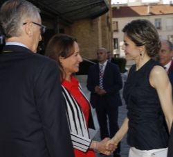 Su Majestad la Reina recibe el saludo de la ministra de Medio Ambiente de la República Francesa, Ségolène Royal