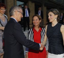 Su Majestad la Reina recibe el saludo del secretario de Estado para el Desarrollo y la Franconofía de la República Francesa, André Vallini, en presenc