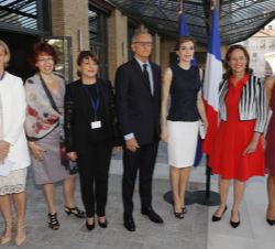 Doña Letizia, con las personalidades que la recibieron a su llegada