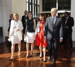 Su Majestad la Reina, con la la ministra de Medio Ambiente de la República Francesa, el secretario de Estado para el Desarrollo y la Franconofía de la