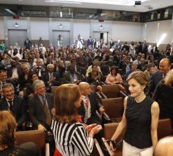 Su Majestad la Reina conversa con la ministra de Medio Ambiente de la República Francesa, Ségolène Royal, antes del comienzo del acto de apertura de l