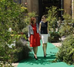 Su Majestad la Reina, con la ministra de Medio Ambiente de la República Francesa, Ségolène Royal, antes del almuerzo celebrado en la sede del Minister