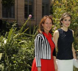 Su Majestad la Reina, con la ministra de Medio Ambiente de la República Francesa, Ségolène Royal, antes del almuerzo celebrado en la sede del Minister