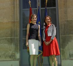 Su Majestad la Reina, con la ministra de Medio Ambiente de la República Francesa, Ségolène Royal, antes del almuerzo celebrado en la sede del Minister