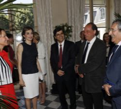 Doña Letizia y la ministra de Medio Ambiente francesa conversan con algunos de los asistentes al almuerzo de trabajo con personalidades del mundo cien
