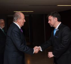 Su Majestad el Rey Don Juan Carlos recibe el saludo del Viceconsul, Adolfo Iriarte