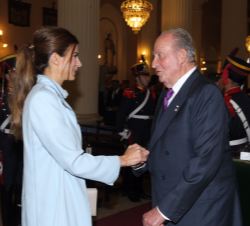 Su Majestad el Rey Don Juan Carlos recibe el saludo de la primera dama argentina, Juliana Awada, antes del comienzo del Solemne Tedéum en la Catedral