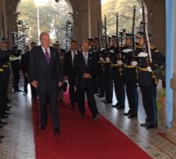 Su Majestad el Rey Don Juan Carlos a su llegada a la Casa de Gobierno de la Provincia de Tucumán