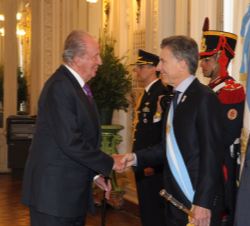 Su Majestad el Rey Don Juan Carlos recibe el saludo del presidente de la Nación Argentina, Mauricio Macri