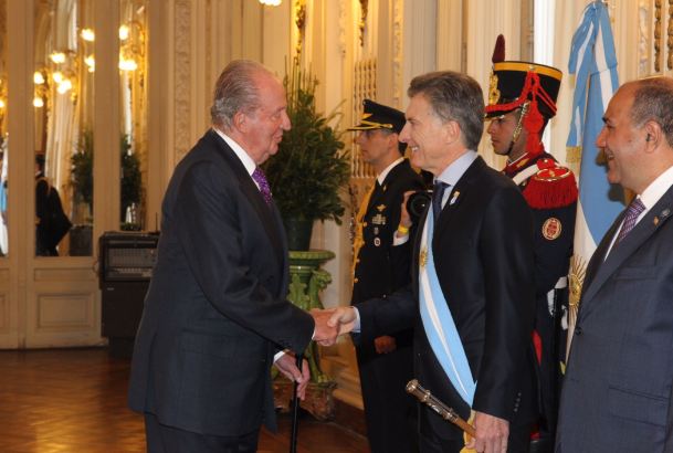 Su Majestad el Rey Don Juan Carlos recibe el saludo del presidente de la Nación Argentina, Mauricio Macri