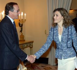 A su llegada Su Majestad la Reina recibe el saludo del ministro de Sanidad, Servicios Sociales e Igualdad en funciones, Alfonso Alonso