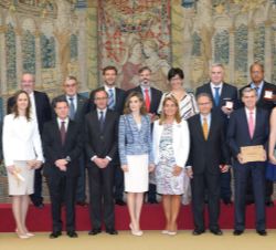 Su Majestad la Reina junto a los premiados y autoridades