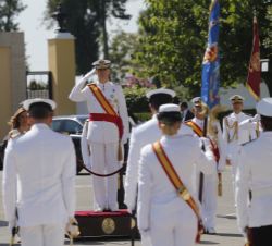 Su Majestad el Rey a su llegada a la Escuela de Suboficiales de la Armada recibe honores de ordenanza