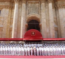 Fotografía de grupo de Su Majestad el Rey con los nuevos Suboficales de la Armada