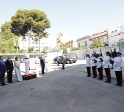 Su Majestad el Rey recibe honores a cargo de un piquete de guardia militar