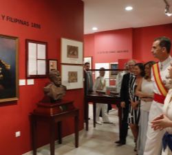 Su Majestad el Rey a su paso por la sala de Cuba y Fillipinas