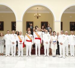 Fotografía de grupo de Su Majestad el Rey con la dotación del Museo Naval