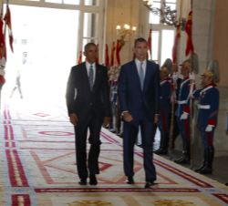 Don Felipe con Barack Obama pasan por delante del piquete de honor