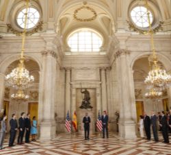 El Rey y el Presidente Obama junto a las delegaciones de los dos países en el Salón de Columnas