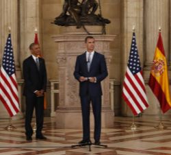 Su Majestad el Rey durante su saludo al mandatario norteamericano