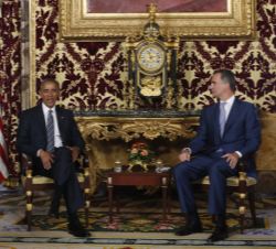 Su Majestad Rey conversa con el Presidente Obama durante su encuentro