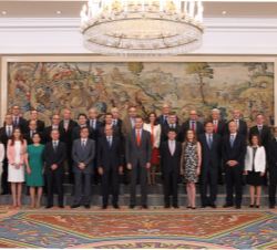 Fotografía de grupo de Su Majestad el Rey con la Junta Directiva de Farmaindustria