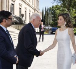 Su Majestad la Reina recibe el saludo del ministro de Asuntos Exteriores y de Cooperación, José Manuel García-Margallo