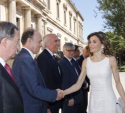 Su Majestad la Reina recibe el saludo del director del Museo Arqueológico Nacional, Andrés Carretero