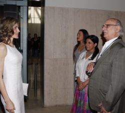 Doña Letizia conversa con los premiados en la III edición del Premio de la Fundación Consejo España-India, los cineastas Carlos Saura y Zoya Akhtar