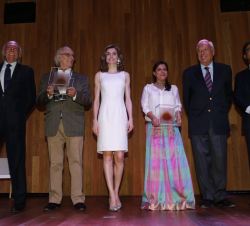 Su Majestad la Reina junto con los premiados en la III edición del Premio de la Fundación Consejo España-India, los cineastas Carlos Saura y Zoya Akht