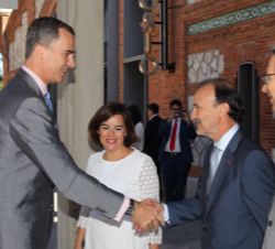Su Majestad el Rey recibe el saludo del secretario de Estado de Cooperación Internacional y para Iberoamérica, Jesús Gracia, a su llegada a la Casa de