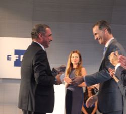 Su Majestad el Rey hace entrega del Premio Iberoamericano de Periodismo, al español Carlos Herrera