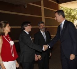 Su Majestad el Rey recibe el saludo del presidente de la Generalitat de Cataluña, Carles Puigdemont