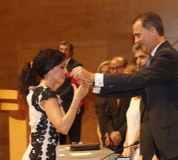 Su Majestad el Rey hace entrega del Despacho y de la Cruz de San Raimundo de Peñafort a Sandra Lozano, número uno de la Promoción
