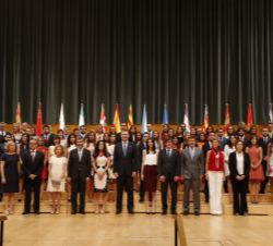 Fotografía de grupo de Su Majestad el Rey junto a los nuevos jueces de la LXVI Promoción y claustro de profesores