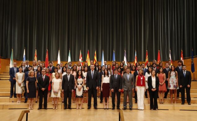 Fotografía de grupo de Su Majestad el Rey junto a los nuevos jueces de la LXVI Promoción y claustro de profesores
