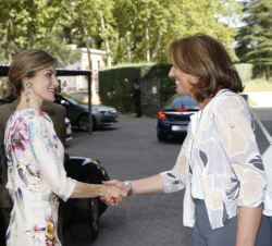 Su Majestad la Reina es recibida por la secretaria general de Industria y de la Pequeña y Mediana Industria y vicepresidenta del Jurado de los Premios