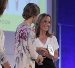 Doña Letizia entrega el Premio Nacional a la Academia y a la Cultura en el sector de la moda a ISEM - Fashion Business School (Universidad de Navarra)