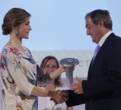 Doña Letizia entrega el Premio Nacional a la Comunicación en el sector de la moda a Flash Moda (TVE),lo recoge Eladio Jareño, director de TVE