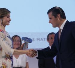 Doña Letizia entrega el Premio Nacional a la industria textil de cabecera para el sector de la moda a Royo Textile Group, lo recoge José Royo, conseje