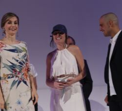 Doña Letizia entrega el Premio Nacional al Diseñador de Moda Nuevo Valor a María Ke Fisherman, lo recoge María Lemus y Víctor Alonso