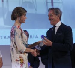 Doña Letizia entrega el Premio Nacional al Diseñador de Moda Trayectoria a don Roberto Torreta, lo recoge Roberto Torreta