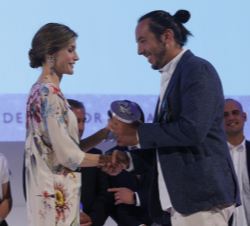 Doña Letizia entrega el Premio Nacional al Emprendimiento de la Industria del sector de la moda, a Woody´s Barcelona, lo recoge Josep Dosta, consejero